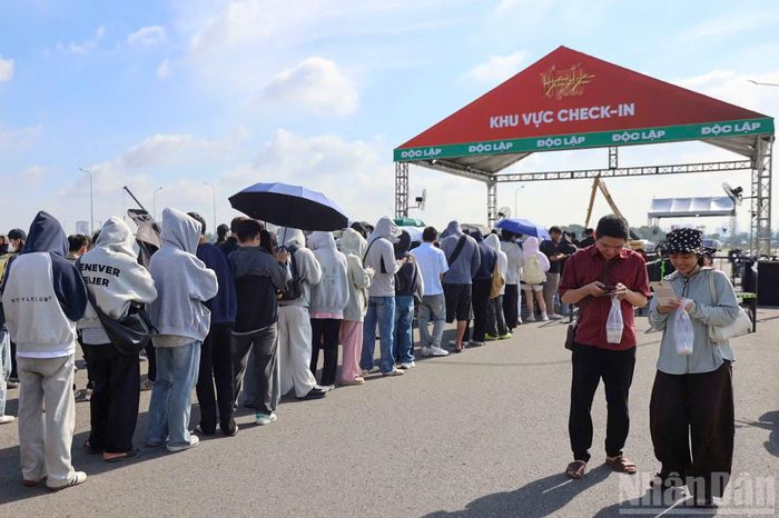 Dòng người trẻ tại điểm phát vé cho thấy sức hút của “Tổ quốc trong tim” đối với khán giả, đặc biệt là thế hệ trẻ. Tất cả đang cùng hướng tới đêm concert với sự mong chờ và kỳ vọng về một không gian nghệ thuật giàu cảm xúc, lan tỏa tình yêu Tổ quốc.