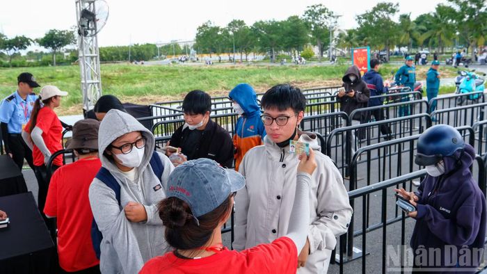 Khán giả kiểm tra, đối chiếu thông tin cá nhân sau khi nhận vé.