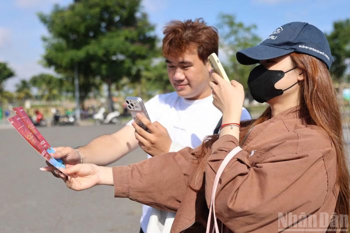 Bạn trẻ háo hức nhận vé.