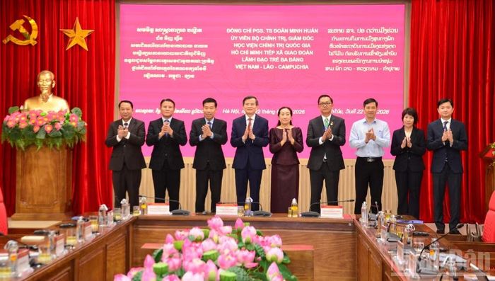 Đồng chí Đoàn Minh Huấn, Ủy viên Bộ Chính trị, Giám đốc Học viện Chính trị quốc gia Hồ Chí Minh chụp ảnh lưu niệm với các đại biểu. (Ảnh: PHẠM CƯỜNG)