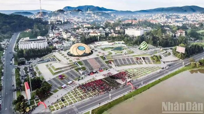 Chương trình “Cùng Việt Nam tiến bước” năm 2025 tại Lâm Đồng, điểm cầu chính được tổ chức tại Quảng trường Lâm Viên, phường Xuân Hương-Đà Lạt. (Ảnh: Mai Văn Bảo)