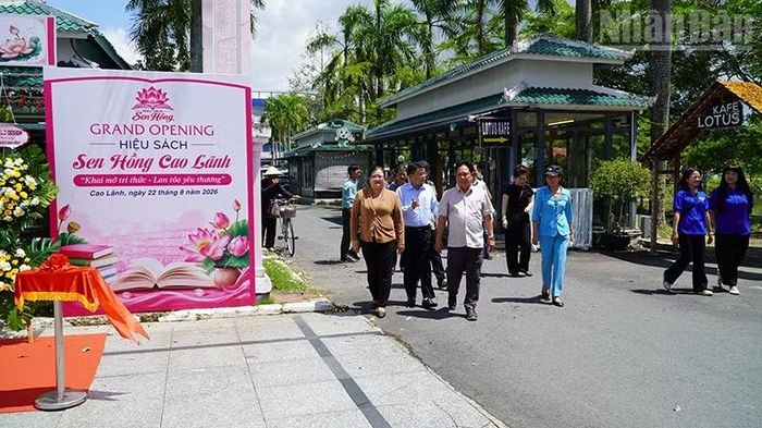 Đại biểu và người dân tham quan Đường sách Cao Lãnh. (Ảnh: HỮU NGHĨA)
