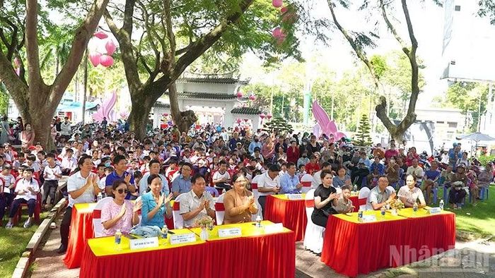 Đại biểu, phụ huynh, học sinh xem hoạt động biểu diễn nghệ thuật tại không gian Đường sách Cao Lãnh. (Ảnh: HỮU NGHĨA)