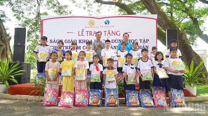 Tại không gian Đường sách Cao Lãnh, Ban tổ chức trao 500 bộ sách giáo khoa, 5.000 quyển tập và dụng cụ học tập tặng học sinh có hoàn cảnh khó khăn. (Ảnh: HỮU NGHĨA)