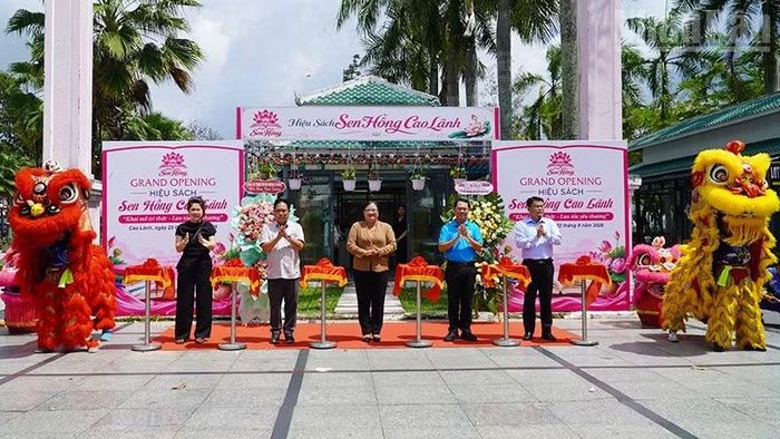 Nghi thức khai trương Hiệu sách Sen Hồng Cao Lãnh. (Ảnh: HỮU NGHĨA)
