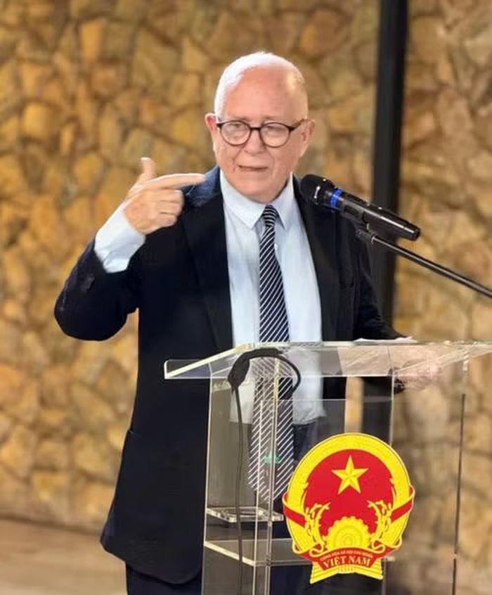 Nhà báo, nhà sử học, Tổng Thư ký Hội hữu nghị và hợp tác Brazil-Việt Nam Pedro de Oliveira chia sẻ tại họp báo. (Ảnh: Đại sứ quán Việt Nam tại Brazil cung cấp)