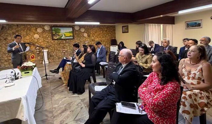 Các đại biểu tham dự họp báo. (Ảnh: Đại sứ quán Việt Nam tại Brazil cung cấp)