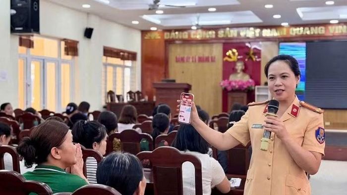 Cán bộ, chiến sỹ Phòng Cảnh sát giao thông, Công an tỉnh Quảng Ninh luôn phát huy tinh thần gương mẫu, vì nhân dân phục vụ. (Ảnh: QUỐC XÃ)