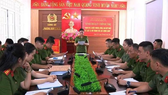 Thượng tá Nguyễn Thị Hoài Thu,Trưởng Công an phường Móng Cái 3 chủ trì sinh hoạt chính trị tại đơn vị. (Ảnh: QUỐC XÃ)