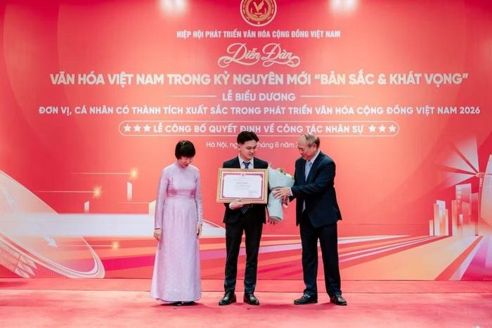 Ban tổ chức diễn đàn trao bằng khen cho ông Trần Tuấn Thành.