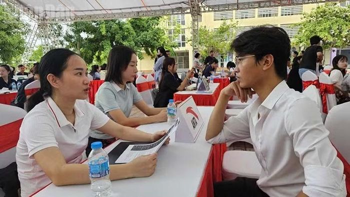 Đại diện doanh nghiệp thông tin cơ hội việc làm, thu nhập tới người lao động. (Ảnh: MAI LUẬN)