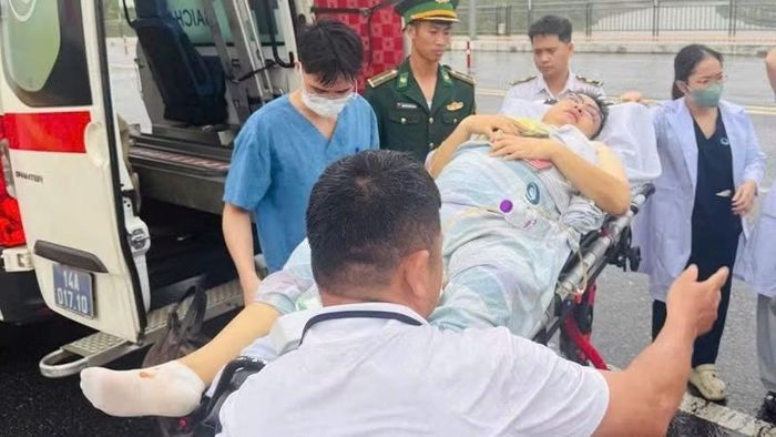Bệnh nhân của 2 nước được các lực lượng chức năng tạo điều kiện xuất nhập cảnh sang Trung Quốc điều trị. (Ảnh: QUANG THỌ)