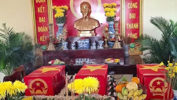 Lãnh đạo xã Tuy An Bắc và các đơn vị dâng hương lên anh linh các liệt sĩ. (Ảnh: QUỐC KHÁNH)