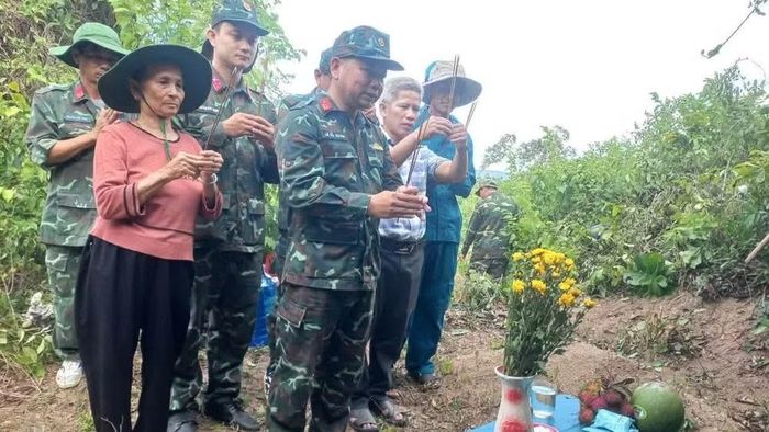 Các đơn vị dâng hương, hoa quả trước khi quy tập hài cốt liệt sĩ tại thôn Phong Hậu, xã Tuy An Bắc theo thông tin từ bà Bùi Thị Kim Chuyên. (Ảnh: QUỐC KHÁNH)