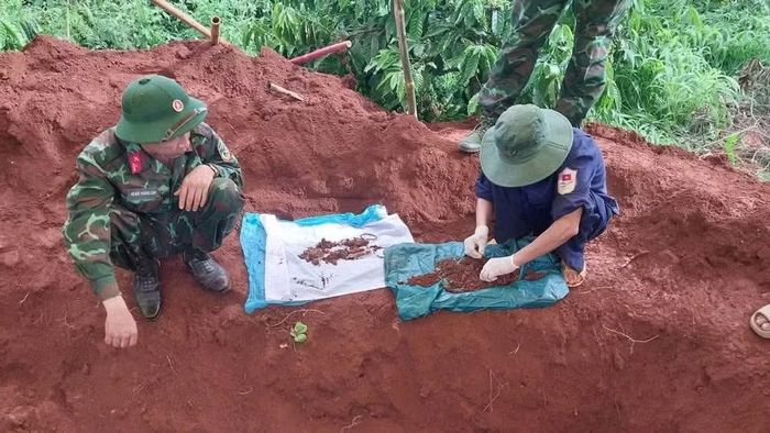Hài cốt liệt sĩ và các di vật được tìm thấy. (Ảnh: QUỐC KHÁNH)