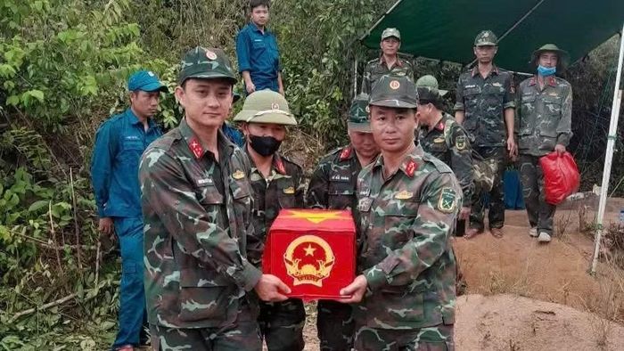 Các lực lượng chức năng đưa hài cốt liệt sĩ quy tập được tại thôn Phong Hậu, xã Tuy An Bắc theo thông tin từ bà Bùi Thị Kim Chuyên về nơi thờ cúng, bảo quản. (Ảnh: QUỐC KHÁNH)