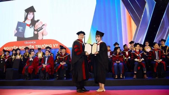 Tiến sĩ Ngô Minh Đức, Hiệu trưởng Trường đại học Quốc tế Miền Đông trao bằng tốt nghiệp cho các tân cử nhân, tân kỹ sư. (Ảnh: EIU cung cấp).