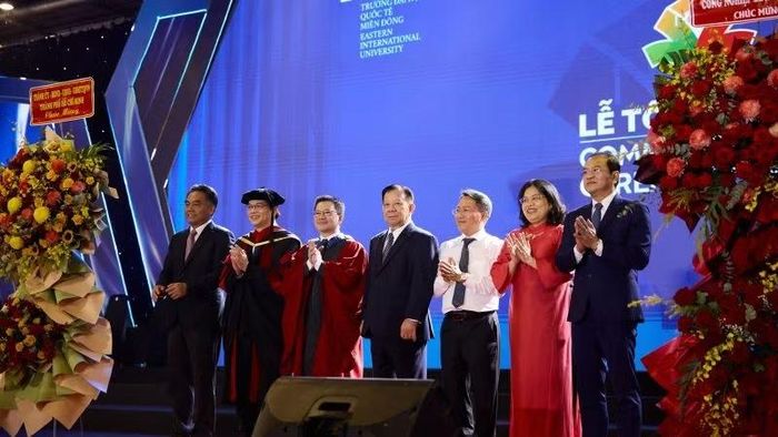 Các đại biểu và lãnh đạo trường chúc mừng lễ tốt nghiệp 2026 cho sinh viên Trường đại học Quốc tế Miền Đông. (Ảnh: EIU cung cấp)