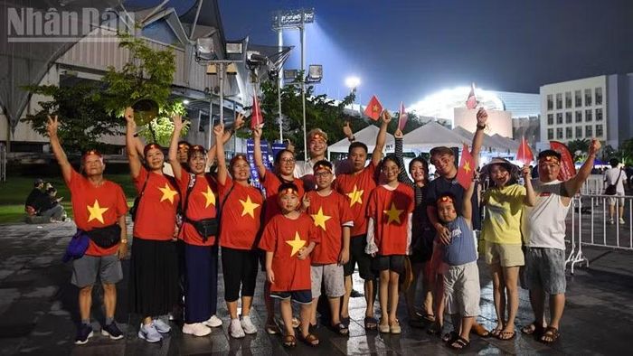 Ông Lê Văn Hùng cùng nhóm bạn bè. (Ảnh: XUÂN SƠN)