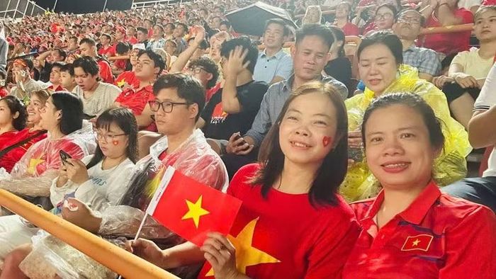 Cán bộ, nhân viên Đại sứ quán Việt Nam tại Thái Lan trên khán đài. (Ảnh: Nhân vật cung cấp)