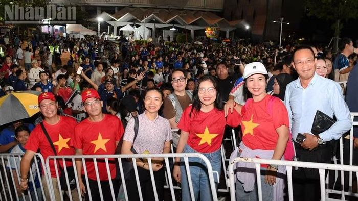 Ông Nguyễn Đình Long và đoàn. (Ảnh: XUÂN SƠN)