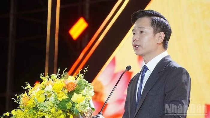 Bí thư Đảng ủy phường Tam Kỳ Đoàn Xuân Hiếu phát biểu tại lễ kỷ niệm. (Ảnh: QV)
