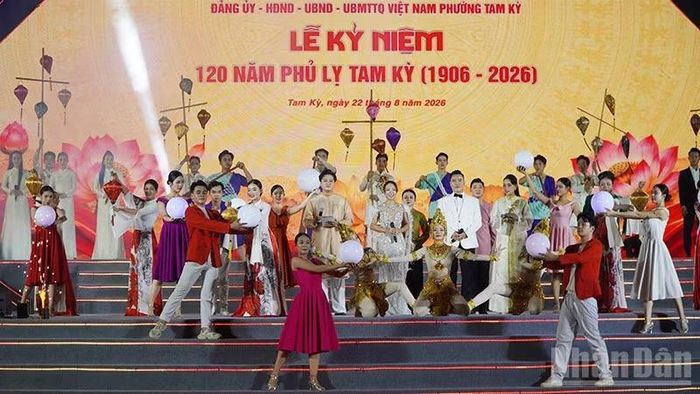 Chương trình nghệ thuật kỷ niệm 120 năm Phủ lỵ Tam Kỳ. (Ảnh: QV)