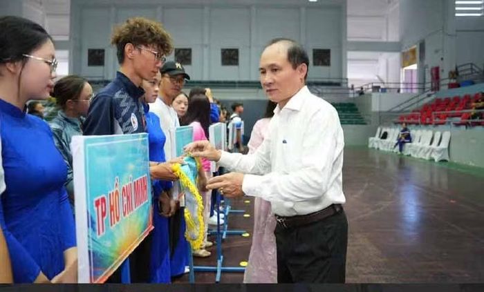Ông Nguyễn Tuấn Thanh, Phó Giám đốc Sở Văn hóa, Thể thao và Du lịch tỉnh Khánh Hòa tặng cờ lưu niệm cho các đoàn tham dự. (Ảnh: MINH GIANG)