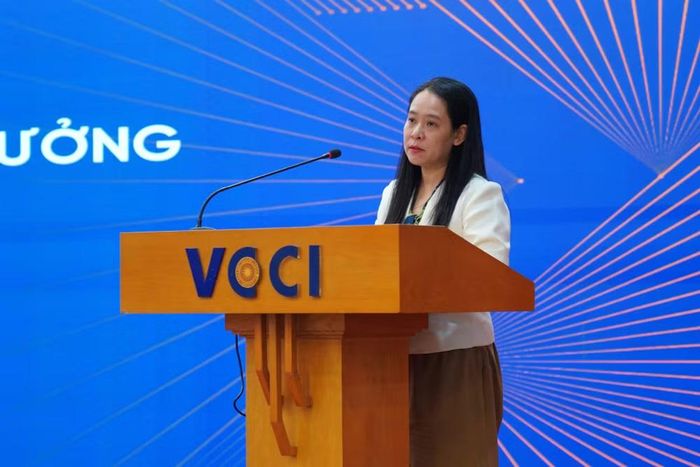 Đại diện Cục Quản lý, giám sát chính sách thuế, phí và lệ phí (Bộ Tài chính), bà Cao Thị Thanh Lan chia sẻ tại hội thảo. (Ảnh: VCCI)