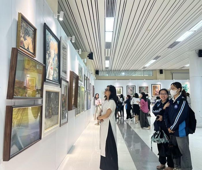 Không gian triển lãm trong buổi khai mạc, ngày 22/8. Ảnh: Như An
