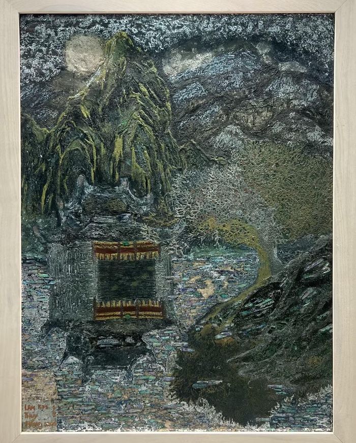 Tác phẩm sơn mài Nguyên sơn hàm nguyệt (80x60cm, năm 2025) của tác giả Lâm Thúy Hằng, cựu sinh viên Khoa Nghệ thuật, Trường đại học Sư phạm Hà Nội.