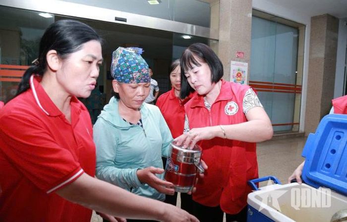  Hội Chữ thập đỏ phường Đông Triều (Quảng Ninh) phối hợp với Nhóm cháo thiện nguyện tổ chức phát cháo miễn phí cho bệnh nhân và người nhà bệnh nhân. 