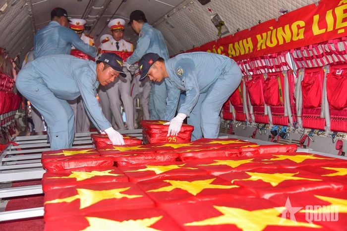 Các thùng đựng mẫu sinh phẩm được sắp xếp cố định, trang trọng, an toàn trong khoang máy bay CASA-295. Ảnh: LÊ TIẾN