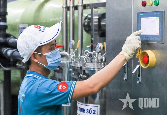 Người lao động vận hành dây chuyền sản xuất nước uống đóng chai tại Công ty TNHH Fujiwa Việt Nam, xã Củ Chi, TP Hồ Chí Minh. Ảnh: NGUYỄN LÊ TIẾN