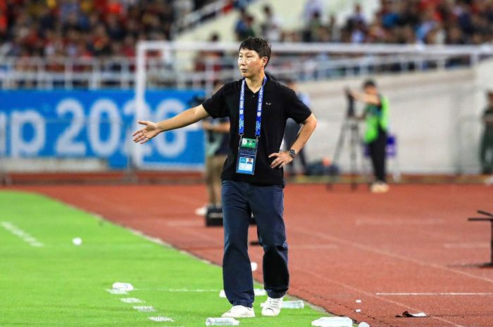 Huấn luyện viên Kim Sang-sik trong trận đội tuyển Việt Nam thắng Malaysia 2-0 tại bán kết lượt về ASEAN Cup 2026.