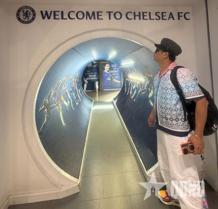  Tác giả bên trong sân Stamford Bridge. Ảnh: THU GIANG