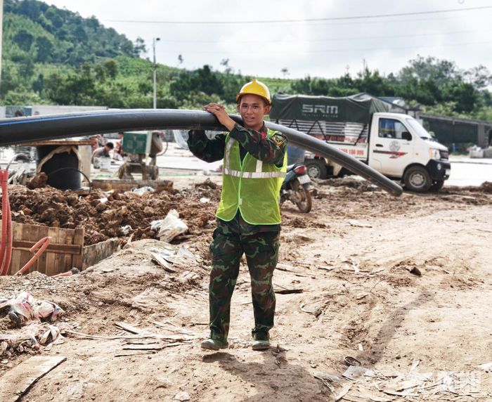  Bộ đội giúp vận chuyển trang thiết bị và vật liệu thi công.