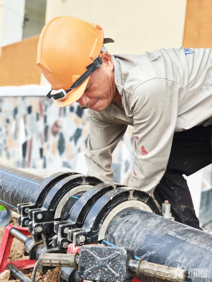 Công nhân thực hiện nối đường ống nước phòng cháy, chữa cháy. 