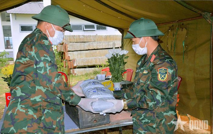 Hài cốt liệt sĩ được Sư đoàn 10 quy tập. 