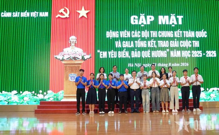  Đại tá Lê Huy, Chính ủy Vùng Cảnh sát biển 2 gặp gỡ, động viên Đội Sao Biển - Quảng Ngãi tham gia tranh tài chung kết toàn quốc Cuộc thi “Em yêu biển, đảo quê hương”. 