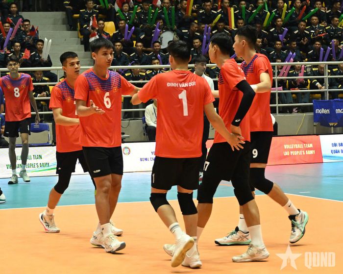Các tuyển thủ QĐND Việt Nam mừng điểm số trước đội Quân đội Myanmar. Ảnh: THÁI HƯNG