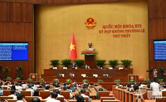  Quang cảnh phiên họp sáng 22-8. Ảnh: TRỌNG HẢI