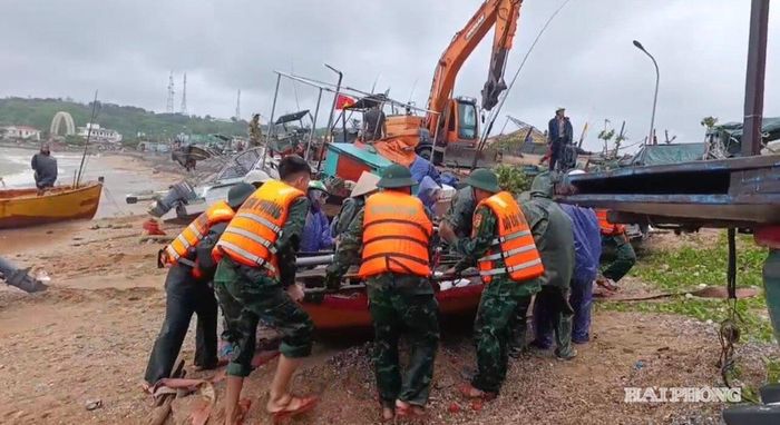 Bộ đội Biên phòng đặc khu Bạch Long Vĩ hỗ trợ ngư dân ứng phó cơn bão số 4. Ảnh: baohaiphong.vn