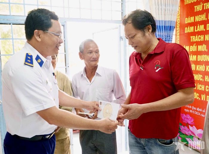 Đại diện Bộ tư lệnh Vùng Cảnh sát biển 4 trao quà tặng các gia đình có hoàn cảnh khó khăn.