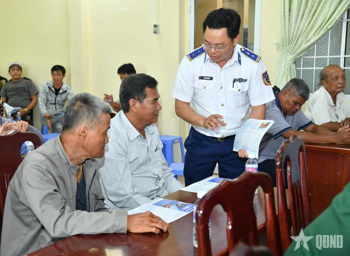 Phát tờ rơi tuyên truyền pháp luật cho người dân.