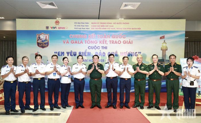Đại tướng Nguyễn Trọng Nghĩa và các đại biểu dự cuộc thi. 