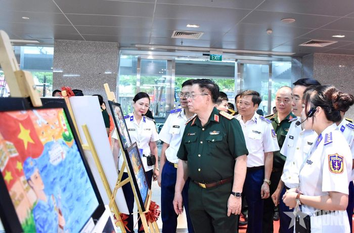 Đại tướng Nguyễn Trọng Nghĩa tham quan triển lãm tranh bên lề cuộc thi. 