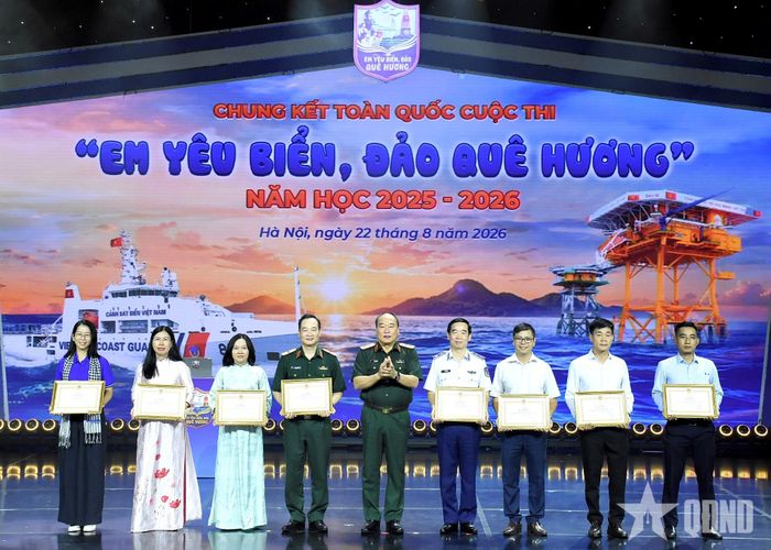 Trung tướng Lê Quang Đạo trao bằng khen của Bộ trưởng Bộ Quốc phòng tặng các cá nhân có thành tích xuất sắc trong tổ chức Cuộc thi “Em yêu biển, đảo quê hương” năm học 2025-2026.