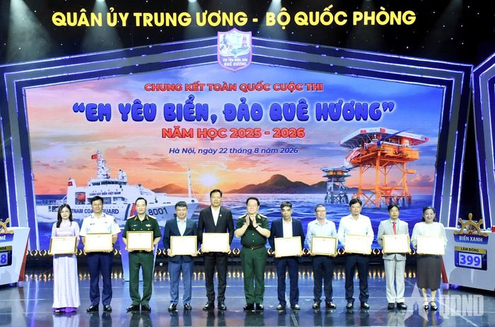 Đại tướng Nguyễn Trọng Nghĩa trao bằng khen của Bộ trưởng Bộ Quốc phòng tặng các tập thể có thành tích xuất sắc trong tổ chức Cuộc thi “Em yêu biển, đảo quê hương” năm học 2025-2026.
