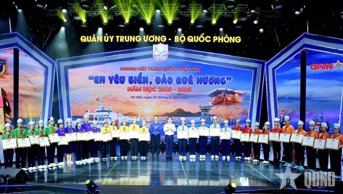 Các thí sinh tham dự Chung kết toàn quốc Cuộc thi “Em yêu biển, đảo quê hương” năm học 2025-2026 nhận bằng khen của Hội đồng Trung ương Đội Thiếu niên Tiền phong Hồ Chí Minh. 